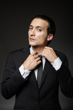 siyah elbiseli çekici adam