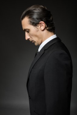 siyah elbiseli çekici adam