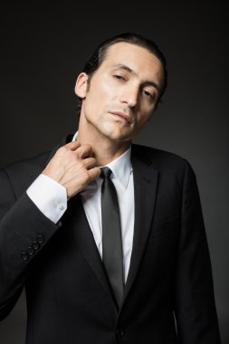 siyah elbiseli çekici adam