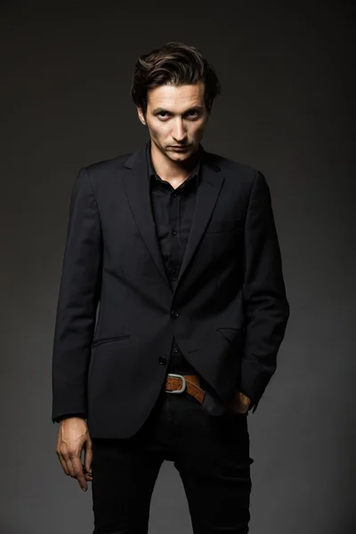 Attraktiver Mann im schwarzen Anzug — Stockfoto