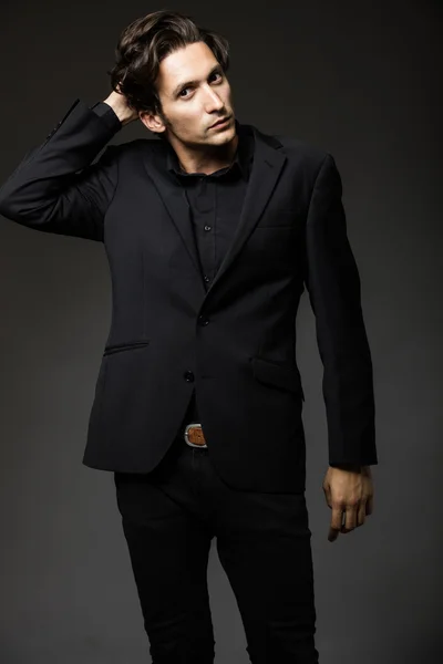 黒のスーツで魅力的な男 — ストック写真
