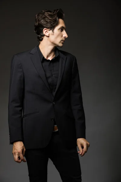 Attraktiver Mann im schwarzen Anzug — Stockfoto