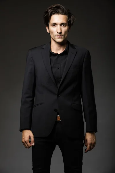 Homem atraente em terno preto — Fotografia de Stock