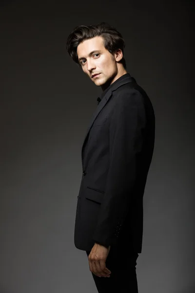 siyah elbiseli çekici adam