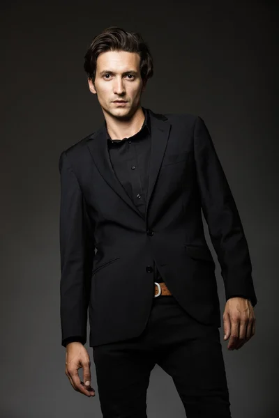 Hombre atractivo en traje negro —  Fotos de Stock