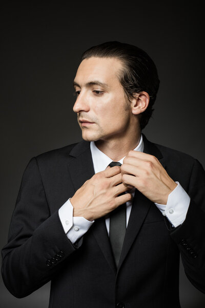 привлекательный мужчина в черном костюме
