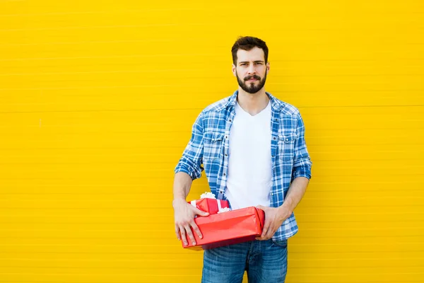 Hombre adulto con regalo rojo — Foto de Stock