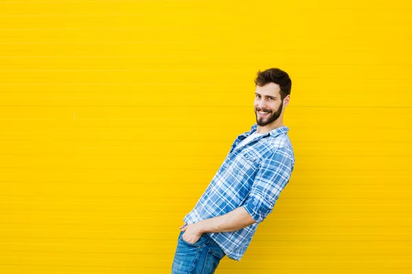 Giovane uomo felice su giallo — Foto Stock