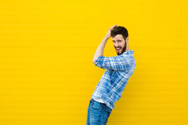 Šťastný mladík na žluté — Stock fotografie