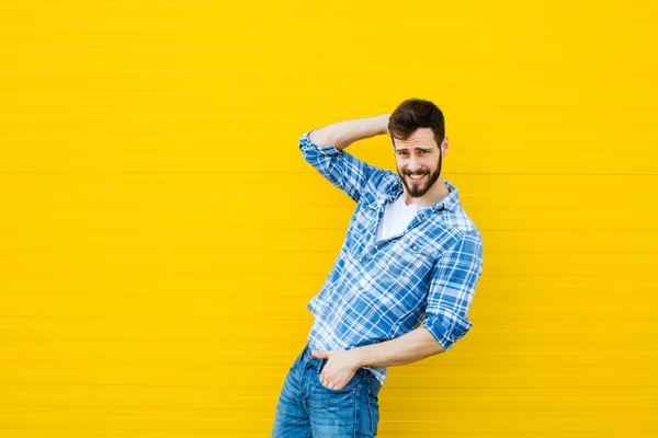 Giovane uomo felice su giallo — Foto Stock