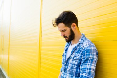 mutlu delikanlı sarı