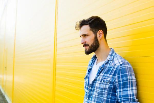 Giovane uomo felice su giallo — Foto Stock