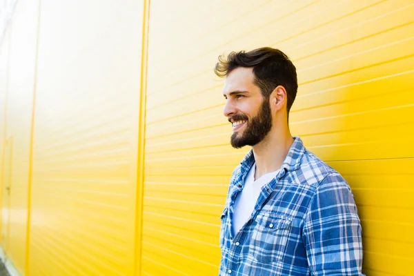 Giovane uomo felice su giallo — Foto Stock