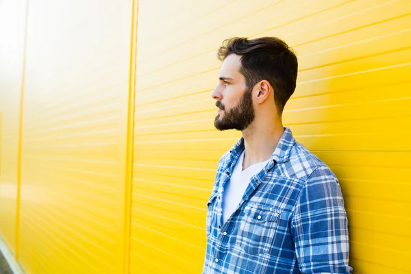 Jovem homem feliz no amarelo — Fotografia de Stock