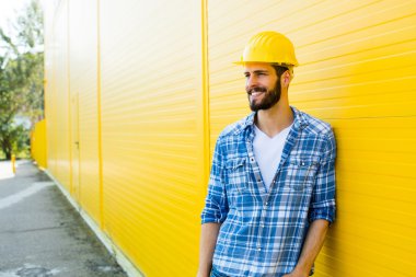 Sarı duvar kask ile yetişkin işçi