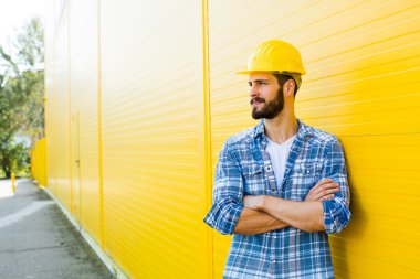 Sarı duvar kask ile yetişkin işçi