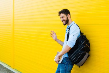 Sarı sırt çantası ile yakışıklı adam