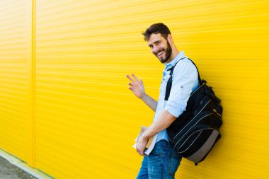 Sarı sırt çantası ile yakışıklı adam