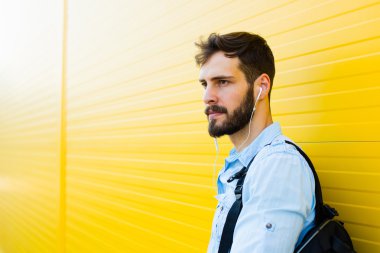 Sarı sırt çantası ile yakışıklı adam