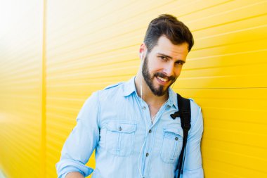 Sarı sırt çantası ile yakışıklı adam