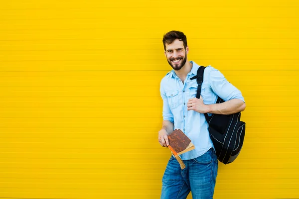 Bell'uomo con zaino giallo — Foto Stock