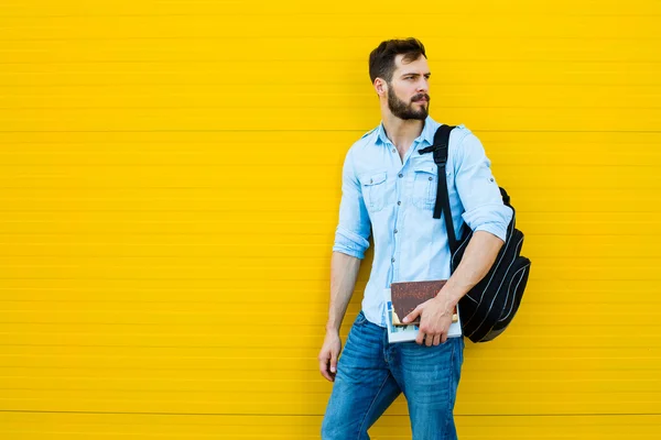 Bel homme avec sac à dos sur jaune — Photo