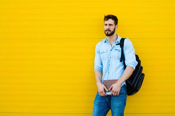 Bell'uomo con zaino giallo — Foto Stock