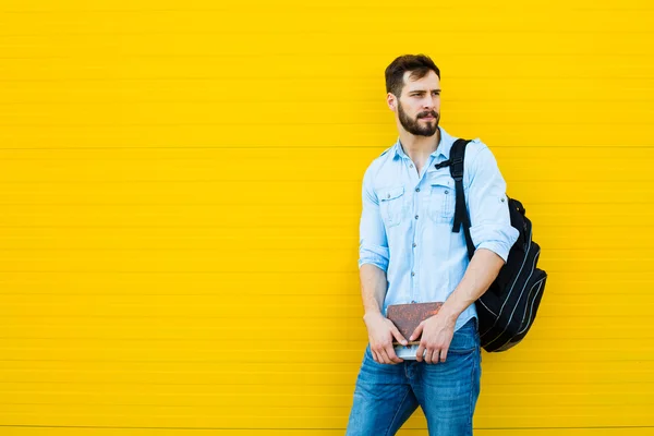 Sarı sırt çantası ile yakışıklı adam — Stok fotoğraf
