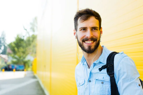 Bel homme avec sac à dos sur jaune — Photo