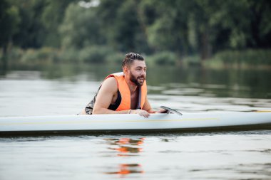 paddleboard yakışıklı ıslak adam
