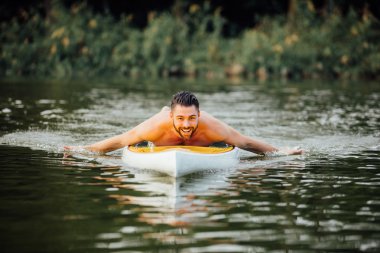 atletik erkek bir paddleboard Yüzme