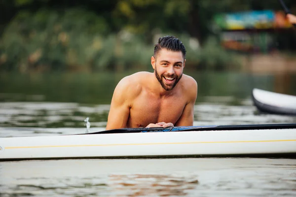 Paddleboard에 젖은 잘생긴 남자 — 스톡 사진