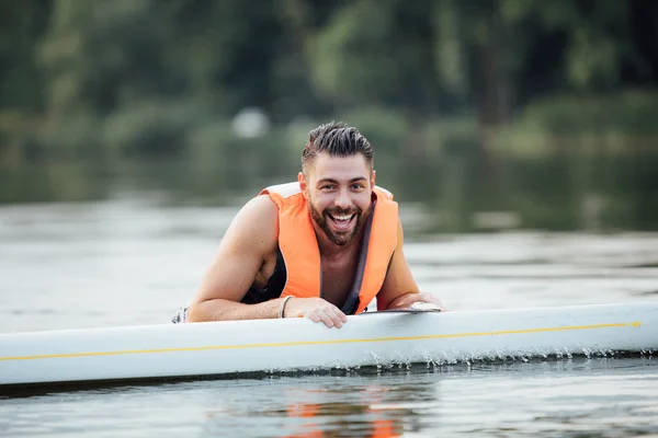 Paddleboard에 젖은 잘생긴 남자 — 스톡 사진