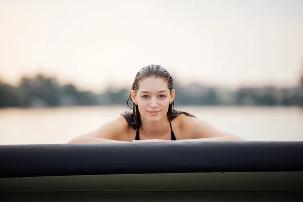 Natte vrouw in water op paddleboard — Stockfoto