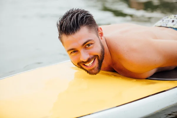 운동 남자는 paddleboard에 수영 — 스톡 사진