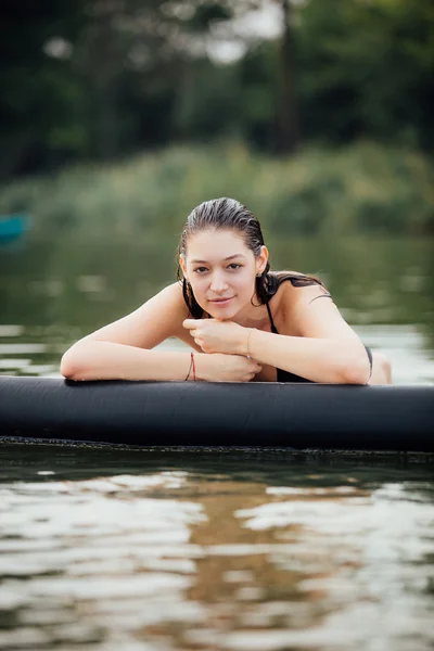 Mulher molhada na água no paddleboard — Fotografia de Stock