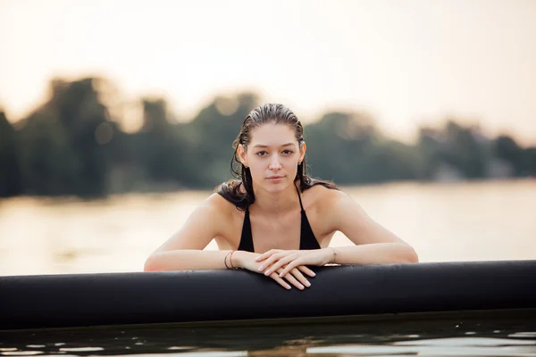 Nasse Frau im Wasser auf dem Paddelbrett — Stockfoto