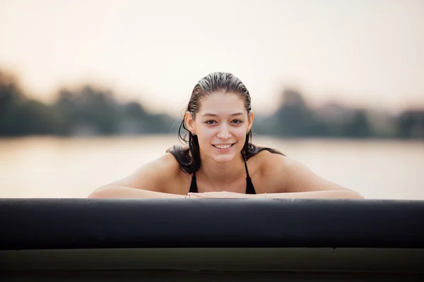 Natte vrouw in water op paddleboard — Stockfoto