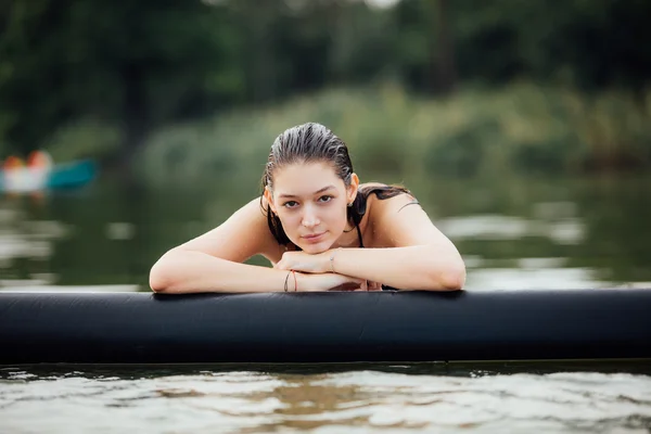 Paddleboard に水で濡れた女 — ストック写真