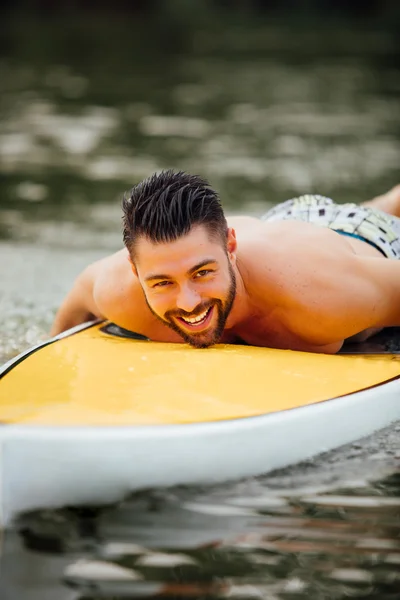 Sportos férfi úszás a paddleboard — Stock Fotó