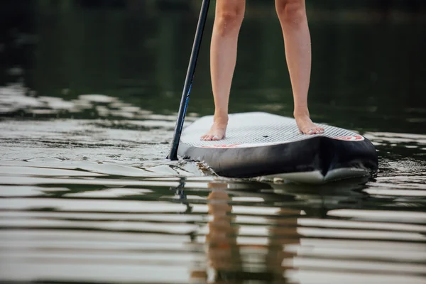 Paddleboard kadının bacaklarına clouse-up Stok Resim