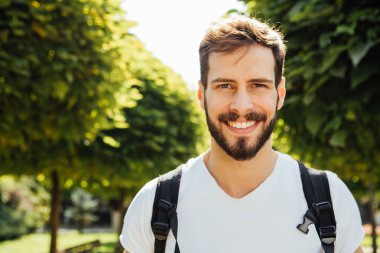 Sırt çantası dışında ile öğrenci