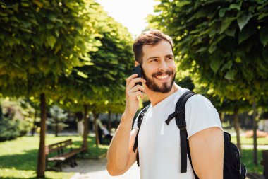 Sırt çantası cep telefonu konuşurken ile öğrenci