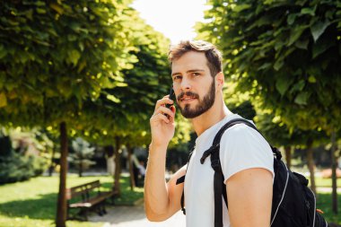Sırt çantası cep telefonu konuşurken ile öğrenci