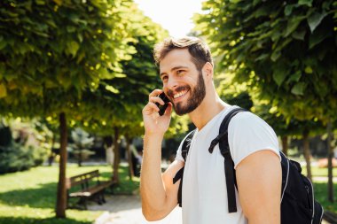 Sırt çantası cep telefonu konuşurken ile öğrenci