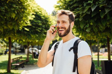 Sırt çantası cep telefonu konuşurken ile öğrenci
