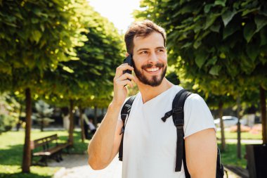 Sırt çantası cep telefonu konuşurken ile öğrenci