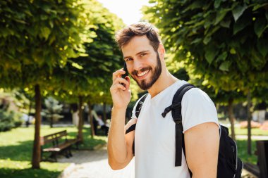 Sırt çantası cep telefonu konuşurken ile öğrenci