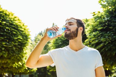 yetişkin adam içme suyu dışında bir şişe