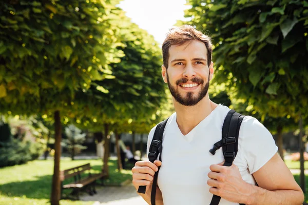 Studente con zaino fuori — Foto Stock